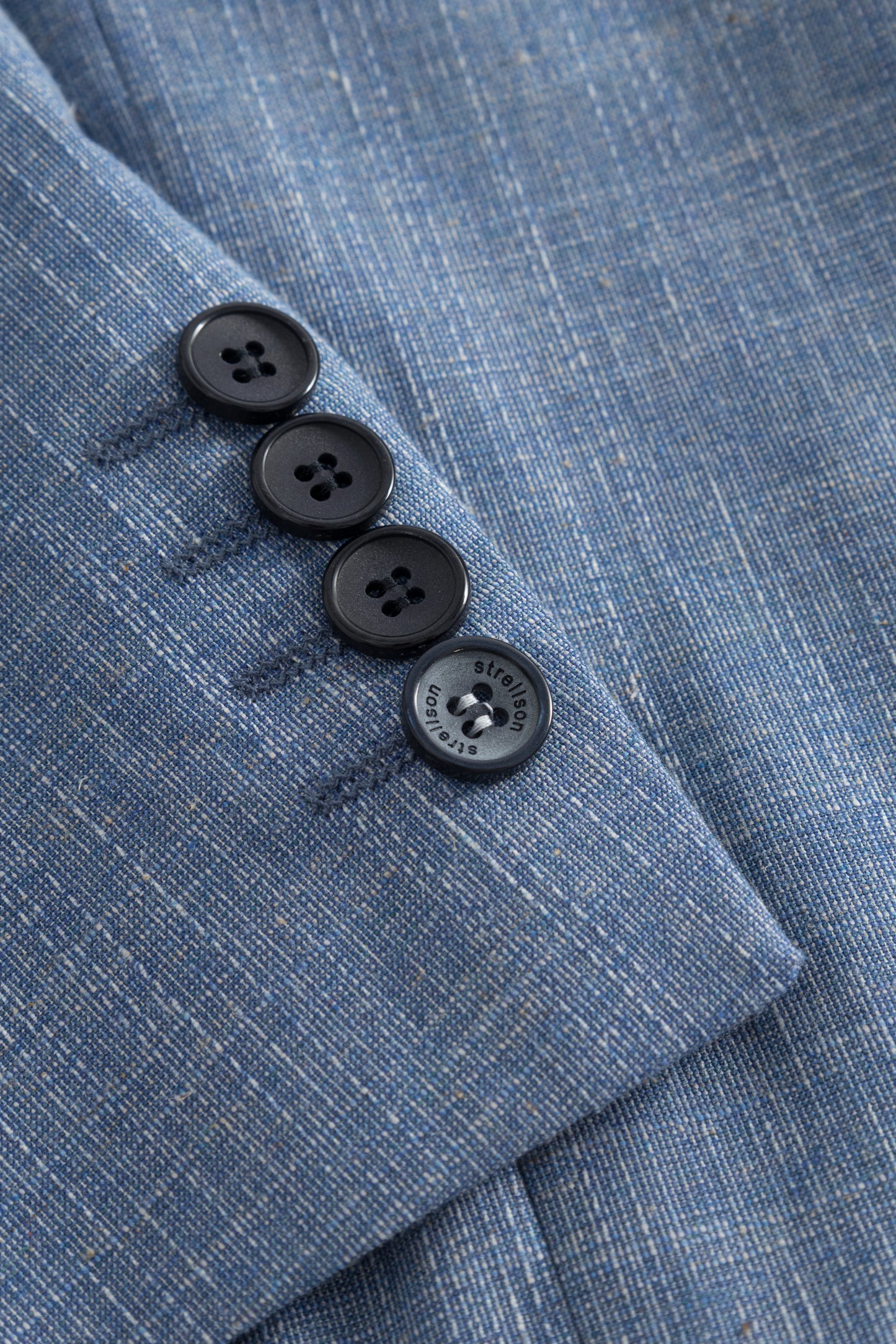 Acon Luc, Linen Suit